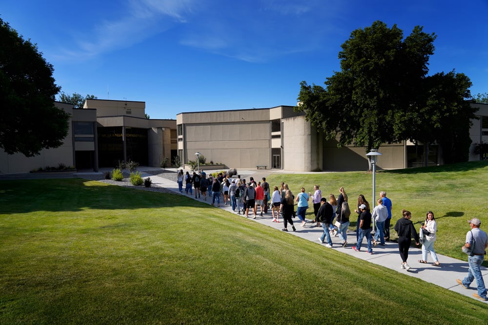 Many students walking towards the main entrance of WWCC.